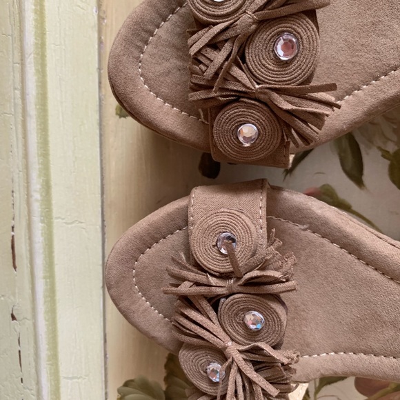 Size 7 sandals in Tan color - Picture 2 of 3